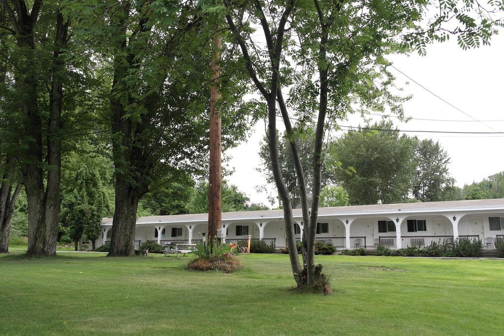 Ray Lyn Motel Trail Εξωτερικό φωτογραφία