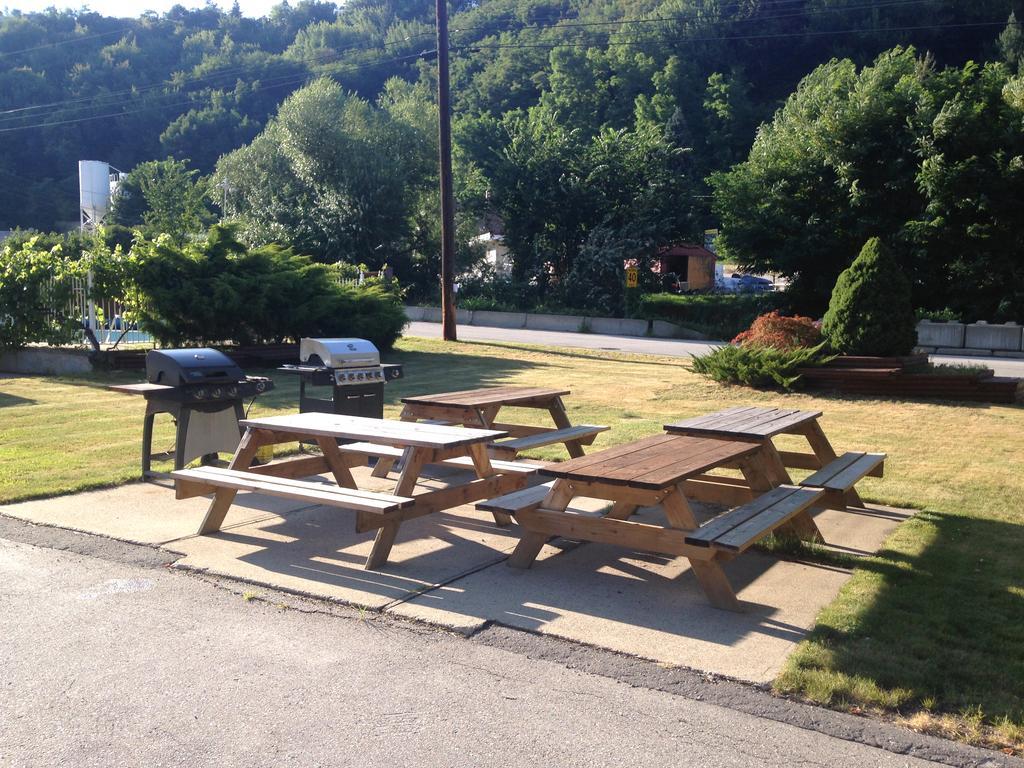 Ray Lyn Motel Trail Εξωτερικό φωτογραφία