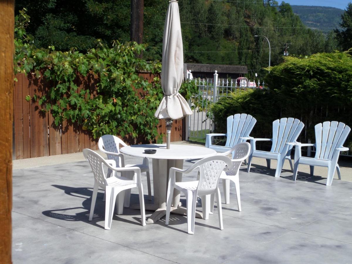 Ray Lyn Motel Trail Εξωτερικό φωτογραφία